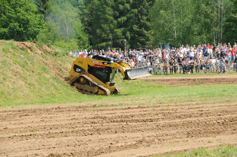 DSC_2778.JPG - Pásové vozidlo CAT s přední radlicí.