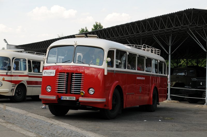 DSC_3062.JPG - Autbusy odjíždějí s Lešan. Škoda 706 RO.