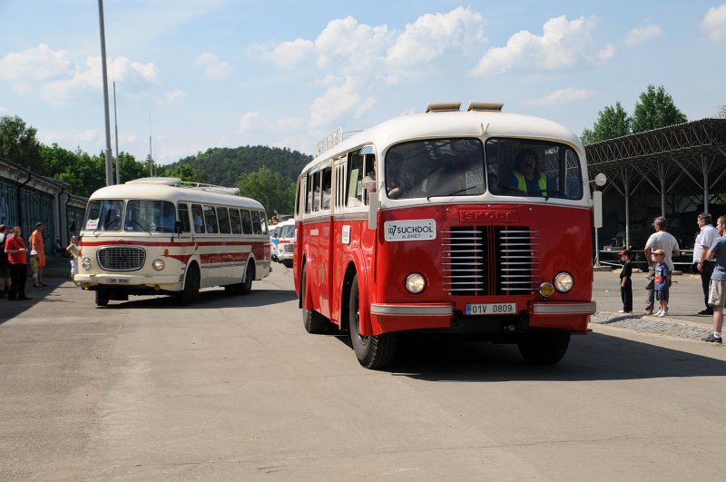DSC_3090.JPG - Autbusy odjíždějí s Lešan. Škoda 706 RO a 706 RTO.