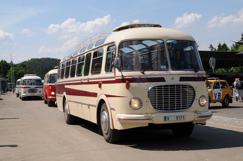 DSC_3105.JPG - Autbusy odjíždějí s Lešan. Škoda 706 RTO-LUX.