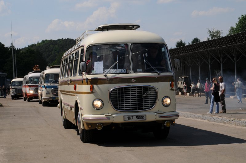 DSC_3126.JPG - Autbusy odjíždějí s Lešan. Škoda 706 RTO-LUX.