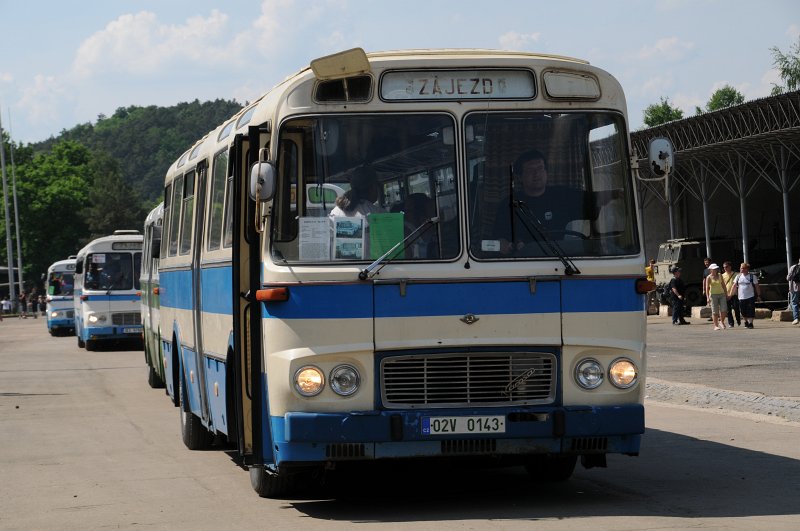 DSC_3190.JPG - Autbusy odjíždějí s Lešan. Karosa ŠD11, ŠL11.