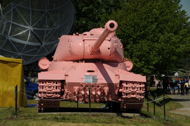 DSC_7925.JPG - Tank číslo 23, nazývaný též Smíchovský tank. V dubnu 1991 ho výtvarník David Černý přetřel narůžovo, za což byl krátce stíhán, a po uvedení do původního stavu tank znovu přetřela narůžovo skupina poslanců. Od té doby je monument známý pod názvem Růžový tank. Následně přišel o status národní kulturní památky, 13. června 1991 byl z náměstí odstraněn, nějakou dobu byl vystaven ve Vojenském muzeu Kbely a nyní je vystaven ve Vojenském technickém muzeu v Lešanech.