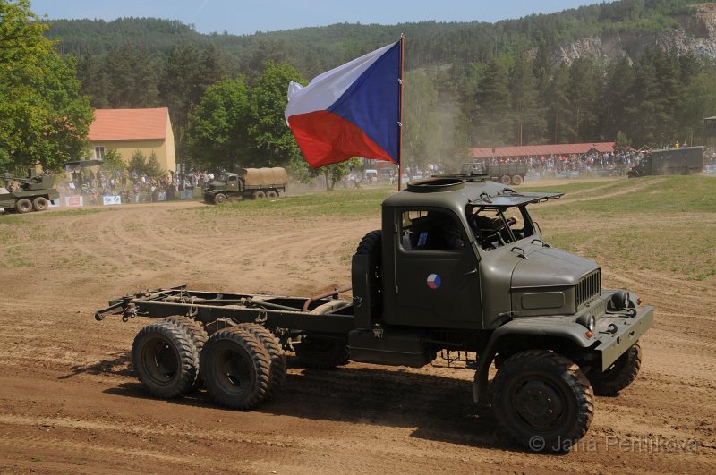 DSC_8029.JPG - Jako první vjela do arény „holá“ verze pragovky, tedy jen šasi, ovšem ozvláštněná o vlající velkou českou vlajku.