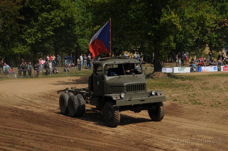 DSC_8103.JPG - „Holá“ verze pragovky, tedy jen šasi, ovšem ozvláštněná o vlající velkou českou vlajku.