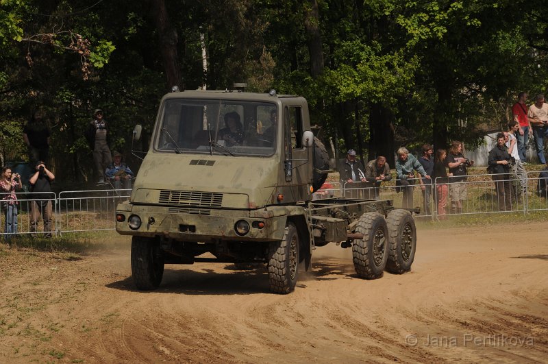 DSC_8117.JPG - Další zajímavý prototyp, automobil Děvín TNS-666 ztělesňoval do určité míry šedivou éru normalizace po roce 1968. Byl vyvíjen v 80. letech, ale ani on tehdy už letitou vejtřasku nehradil. Děvín překvapí tím, že vypadá spíše jako ze 70. než 80. let. 