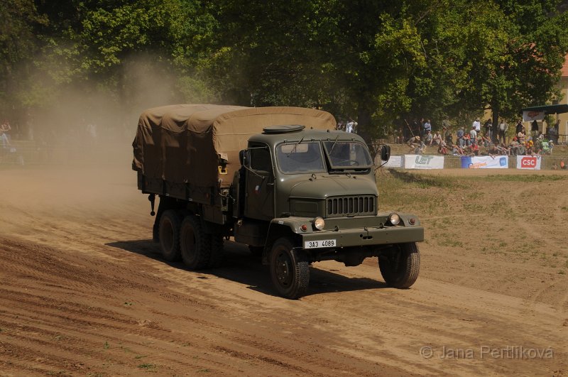 DSC_8205.JPG - Terénní nákladní automobil Praga V3S (Vojenský třítunový speciál, lidově zvaný vétřieska, vejtřaska, VSka nebo Vejda) se začal vyrábět v roce 1953 a byl určen zejména pro armádu. Silniční verze Praga S5T (S - silniční, 5T - užitečná hmotnost 5 tun) s vyšší maximální rychlostí za cenu horší průjezdnosti terénem vznikla o tři roky později. Automobil se vyráběl až do 80. let 20. století.