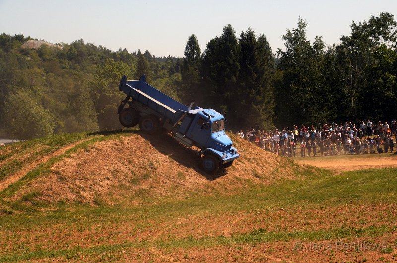 DSC_8272_1.jpg - Různé verze vejtřasky předváděly své schopnosti i v těžším terénu. Především vyjížděly na vyvýšený kopec uprostřed arény. Stoupání v úhlu 45 stupňů zvládaly bezproblémově. Vejtřasky tak opět potvrzovaly, že schopnost projíždět jakýmkoli terénem a zvládat i ty nejtěžší překážky byla vždycky jejich nejsilnější zbraní.. Klasická valníková Praga V3S.