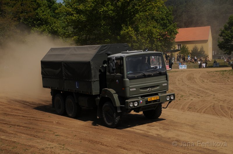 DSC_8287.JPG - Tatra 810 je třínápravové vojenské nákladní vozidlo z dílen kopřivnické Tatry, které nahradilo v Armádě České republiky legendární Pragu V3S, jež byla zavedena do armády v 50. letech minulého století a sloužila v hojném počtu až do roku 2008. Automobil je především určen pro přepravu osob, materiálu a vlečení přívěsů jak na silnici, tak i v obtížných terénních podmínkách.