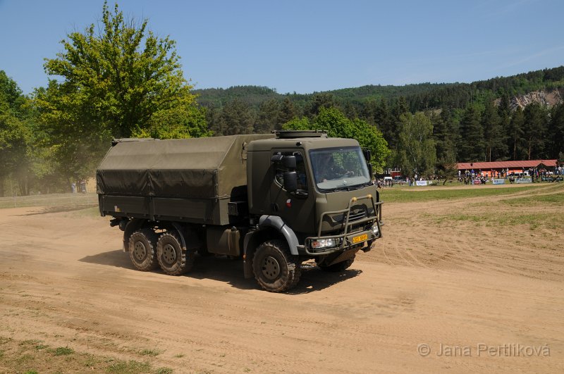 DSC_8395.JPG - Tatra 810. Pancéřování kabiny je provedeno zvenku přidanými nosníky a pláty na původní skelet kabiny, na který byly trvale doplněny upevňovací body pancéřování, což je teoreticky možné provést na každé kabině 810. Čelní sklo je nahrazeno plochým pancéřovým sklem (upraven mechanizmus stěračů), dveře, přední kapota a díly uchycení kabiny (pro vyšší hmotnost kabiny) jsou nahrazeny speciálními díly. S každou pancéřovanou kabinou je dodávána paleta obsahující plochá tenká skla, původní dveře, kapotu a drobné díly, umožňující v případě potřeby pancéřování demontovat a vozidlo provozovat jako běžný valník (eliminuje se nevýhoda nižší užitečné hmotnosti vozu V-P a neplnění železničního profilu při přepravě po dráze).