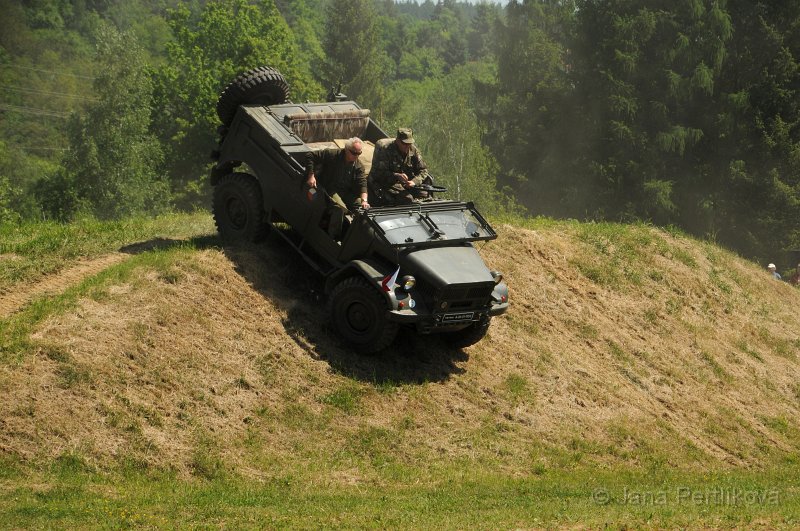 DSC_8456_1.jpg - Tatra 805 z padesátých let, unikátní vůz pro generála A. Čepičku. V civilním sektoru byly T 805 využívány také jako zametací vozy, vozidla se speciálními skříňovými nástavbami typu furgon v nápadné stříbrné barvě, která používal například československý film. Ke konci éry životnosti T 805 vozidla v provedení valník sloužila ve městech při rozvozu uhlí.