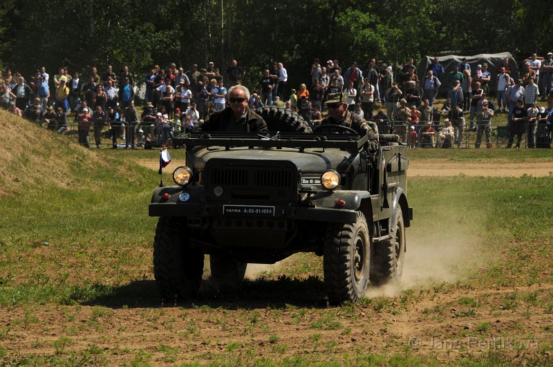 DSC_8462_1.jpg - Snad nejslavnějšími Tatrami 805 jsou stříbrně-červeno a stříbrně-modře lakované speciály pro známé cestovatele Zikmunda a Hanzelku. Jedno z těchto vozidel je v současnosti ve sbírce firemního muzea Tatra v Kopřivnici a druhé je v soukromé sbírce. Tatra 805 z padesátých let, unikátní vůz pro generála A. Čepičku.