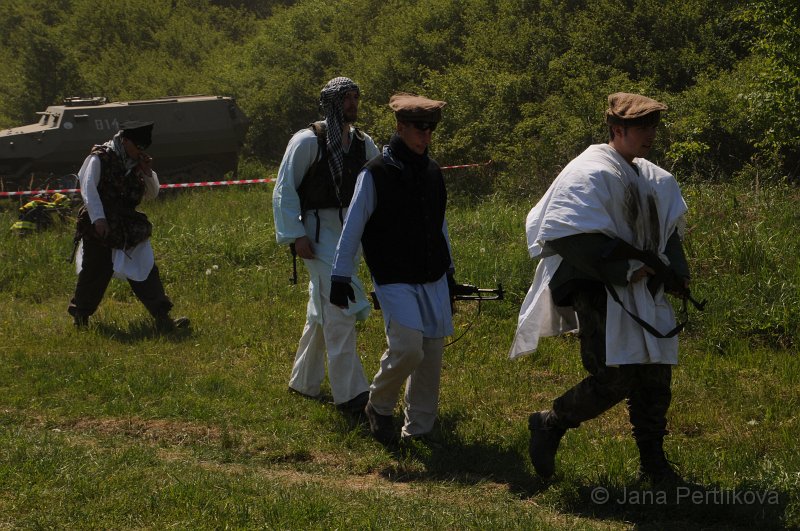 DSC_8542.JPG - Pouštní boje kdesi v Afghánistánu připomněla i hraná akční scéna, kterou předvedli příslušníci aktivních záloh KVV Praha.