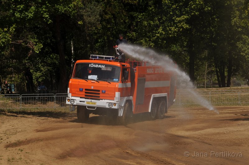 DSC_8569.JPG - Slunečné počasí a předchozí suché dny přinesly i velkou prašnost drah v aréně, kde auta jezdila. Za projíždějícími vozidly se zvedala hustá oblaka prachu. Do arény hasičský vůz z letiště Kbely, který kropil hlavní dráhy.