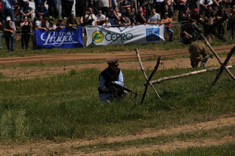 DSC_8583.JPG - Pouštní boje kdesi v Afghánistánu připomněla i hraná akční scéna, ve které mohli diváci sledovat záchranu našich vojáků po útoku afghánských povstalců. Předvedli ji příslušníci aktivních záloh KVV Praha.