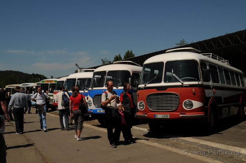 DSC_8736.JPG - V Československu se na výrobě autobusů 706 RTO podílely podniky LIAZ (podvozek), Škoda (motor) a Karosa (karoserie a kompletace). Od roku 1958 byly ve Státní výrobnách autodílů (SVA) Holýšov prováděny generální opravy autobusů Škoda 706 RO, při kterých byly na původní podvozek dosazovány karoserie typu RTO vyrobené právě v Holýšově, čímž de facto vznikl nový vůz. V letech 1967 až 1972 potom SVA Holýšov stavěl vlastní autobusy 706 RTO-SVA na nových podvozcích z LIAZu.