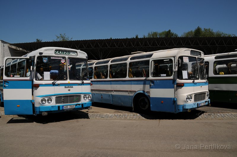 DSC_8754.JPG - Funkční vzorek autobusu ŠD 11 byl vyroben již v roce 1963, prototyp vznikl roku 1967. Prototyp unikátního vozu ŠD 11.2050 opustil brány Karosy v roce 1968. V letech 1968 a 1969 bylo vyrobeno sto jednodveřových autobusů ŠD 11 „Evropabus“ (některé i s rotelem). Sériová výroba dvoudveřových vozů byla zahájena až roku 1974 a trvala až do konce výroby vozů řady Š, tedy do roku 1981. Typ ŠD 11 byl v těchto letech vyráběn ve dvou provedeních: se stropním panelem nad sedadly (výrobce jej označoval jako kanál nuceného rozvodu vzduchu a individuálního osvětlení) nebo s nosičem zavazadel nad sedadly (obdobně jako Karosa ŠL 11). Celkem Karosa vyprodukovala přes 2800 autobusů ŠD 11.