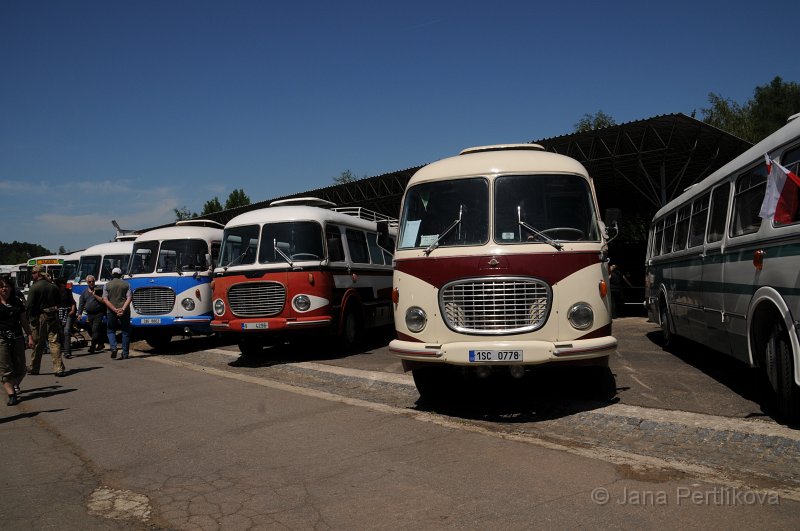 DSC_8771.JPG - Škoda 706 RTO LUX - verze pro dálkovou dopravu, byly používány na dálkových vnitrostátních i mezinárodních linkách. Má jedny mechanické dveře. Sedadla mají pružinami pérované polštáře, sklápěcí opěradla a loketní opěrky. Za sedadly jsou síťky na malé věci a popelníky. Sedadla a stěny jsou čalouněny koženkou, na oknech jsou záclonky. Má zasklené přechodové oblouky mezi střechou a boky, popřípadě i střechu - tato verze je k vidění ve známém filmu Florenc 13:30. 