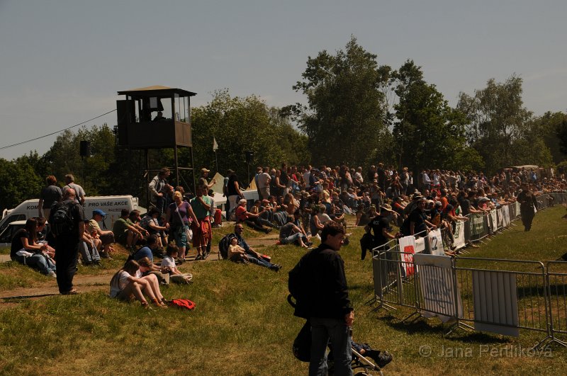 DSC_8818.JPG - Po obědě se spodní hlediště u věže začíná zase zaplňovat návštěvníky.