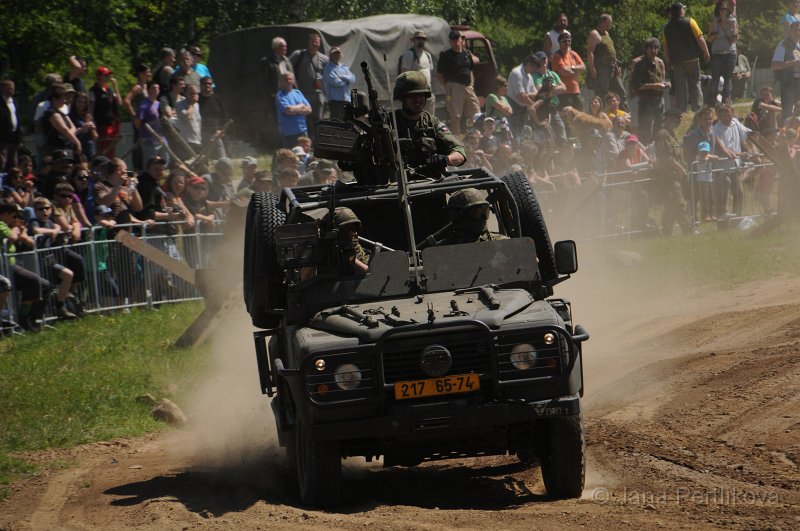 DSC_8822.JPG - Po obědě se ukázky nesly v duchu moderní výbavy armády. Land Rover typu „cowboy“ s otevřenou střechou.