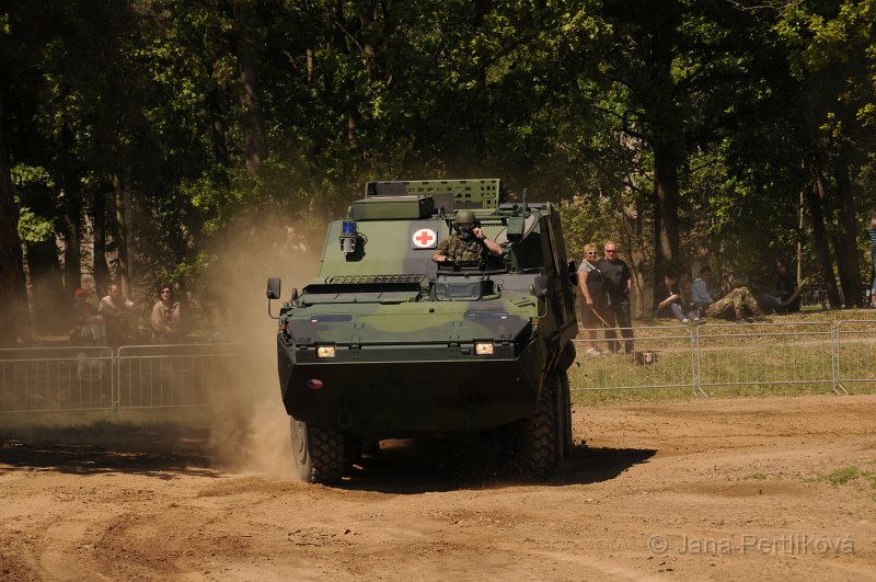 DSC_8844.JPG - Po obědě opět vjela do arény zdravotnická verze Panduru, do vnitřku vozu se vejdou čtyři ležící pacienti, případně dva ležící a čtyři sedící. 