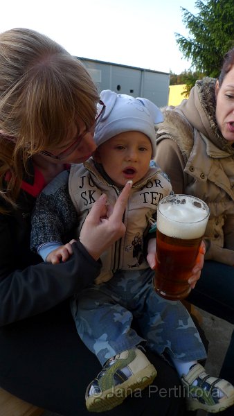 P1070243_1.jpg - Večer před otevřením sezóny v Lešanech jsme pogrilovali. A Tomášek ochutnal poprvé pivo. Teda jen pivní pěnu.