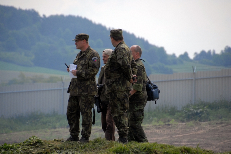 DSC_0042_1.jpg - Dohled nad nájezdem techniky do lešanské arény.