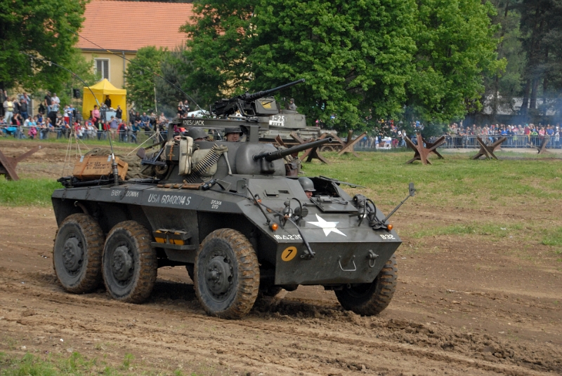 DSC_0111_1.jpg - Americké šestikolové vozidlo M8 Greyhound s pohonem všech kol 6x6 byl původně zámýšlen jako rychlý stíhač tanků, ale následně byl byl během 2. světové války využíván především jako doprovodné a průzkumné vozidlo.