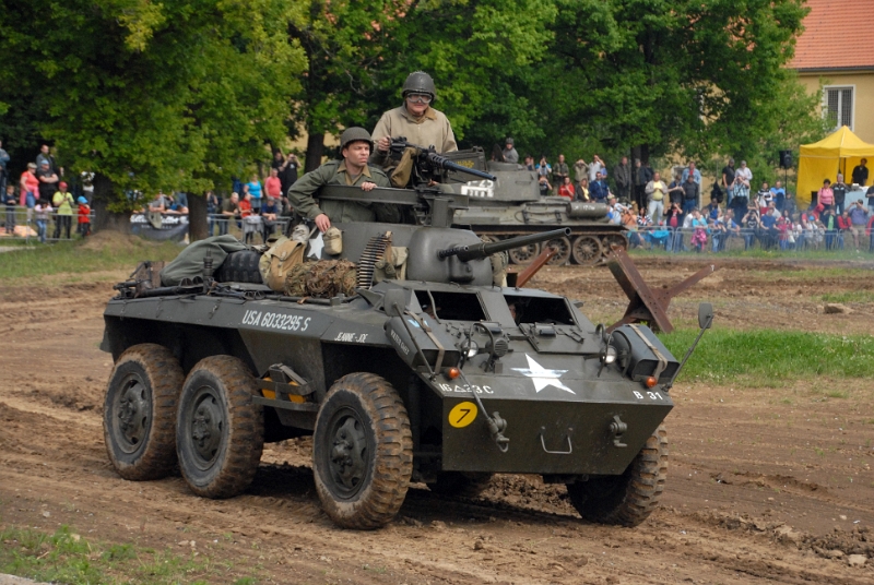 DSC_0115_1.jpg - Americká šestikolka M-8 Greyhound. Vůz s pohonem na všech 6 kol dosahoval maximální rychlosti 90 km/h a byl vyzbrojený kanónem ráže 37 mm.