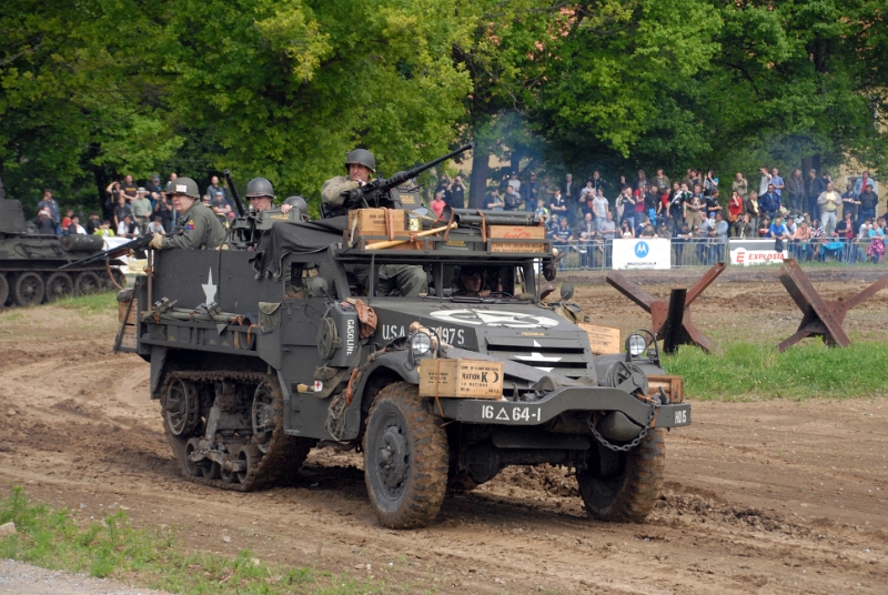DSC_0119_1.jpg - Americké polopásové vozidlo Halftrack. Half Track kombinuje kola pásy na zadní části vozu. Half track byl polopásový víceúčelový obrněný transportér americké armády během druhé světové války. Základní verze pro deset osob, určená pro přepravu vojáků a k tažení dělostřeleckých kusů do ráže 155 mm. Vozidlo bylo ozbrojené kulometem ráže 7,62 mm nebo 12,7 mm.