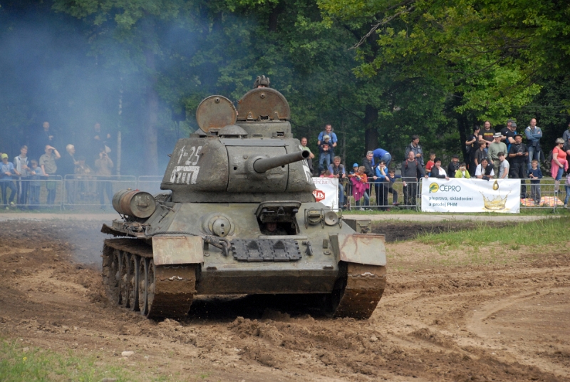 DSC_0124_1.jpg - Historický sovětský tank T-34.