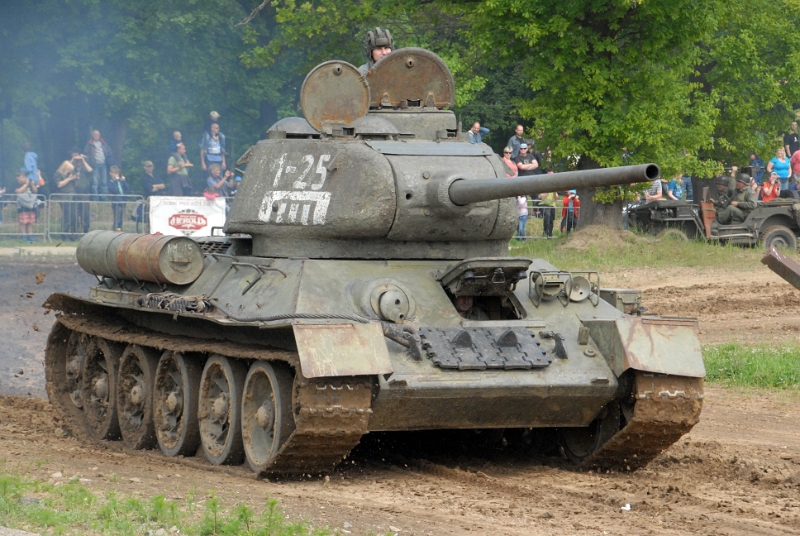 DSC_0145_1.jpg - Historický sovětský tank T-34.