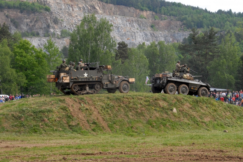 DSC_0169_1.jpg - Americká šestikolka M-8 Greyhound a americké polopásové vozidlo Halftrack.