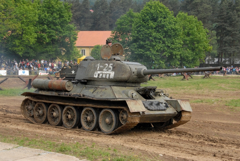 DSC_0190_1.jpg - Historický sovětský tank T-34.