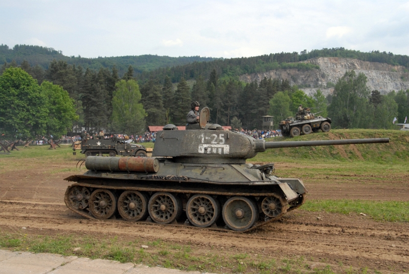 DSC_0194_1.jpg - Historický sovětský tank T-34.
