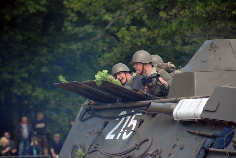 DSC_0281_1.jpg - Posádka vojenského obrněného transportéru OT-64.