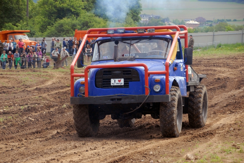 DSC_0315_1.jpg - Tatra 138 Trial. V roce 1969 byla zahájena výroba ověřovací série modernizovaného automobilu s označením T 148 jako inovační stupeň typové řady T 138, kterou nahradila a v mnohých variantách rozšířila. Konstruktéři si dali za cíl odstranit příčiny některých poruch vozů T 138, zvýšit výkon motoru, přepravní rychlost a spolehlivost. Provoz v terénu umožňuje zejména dostatečná světlá výška 290 mm, výhodou je i relativně malý poloměr otáčení.