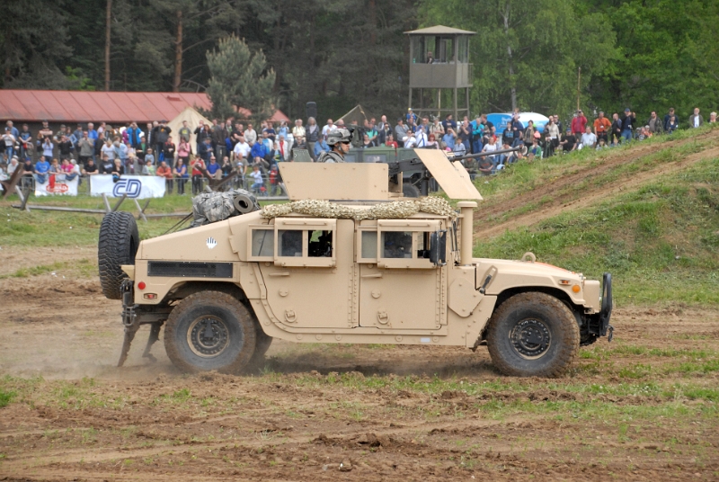 DSC_0407_1.jpg - Vojenské vozidlo HMMWV (zvané Humvee).