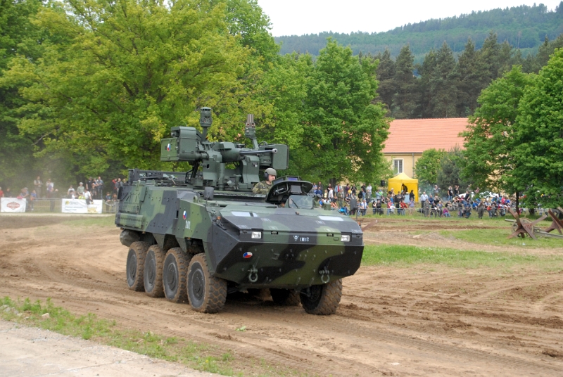 DSC_0423_1.jpg - Kolová obrněný transportér Pandur. Pandur II 8x8, výrobek společnosti Steyr-Daimler-Puch Spezialfahrzeug GmbH. Jedná se o nástupce vozidla Pandur I, vozidla dlouhodobě prověřeného mnoha armádami a mnoha nasazeními.