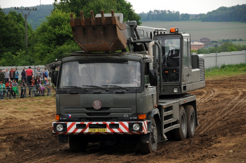 DSC_6454_1.jpg - Tatrovka s lžící na úpravu a přesun zeminy.