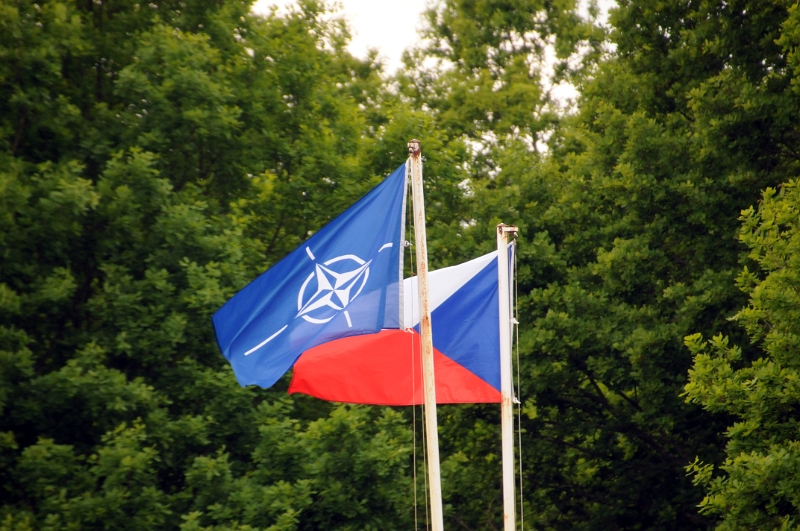 DSC_6496_1.jpg - Vlajka NATO a vlajka České repubilky.