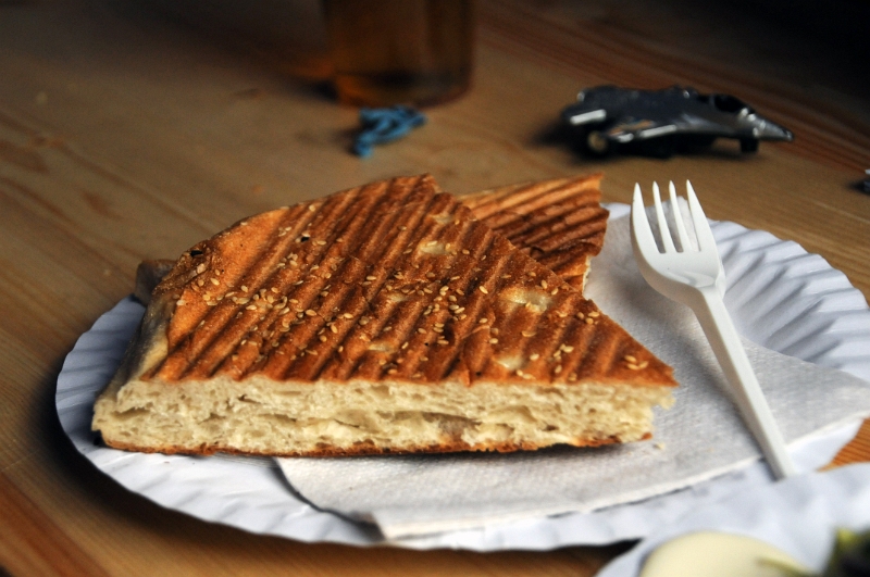 DSC_6658_1.jpg - Rozpečený neskutečně dobrý chléb ke gyrosu.