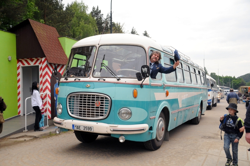 DSC_6829_1.jpg - Autobusy 706 RTO odjíždějí.