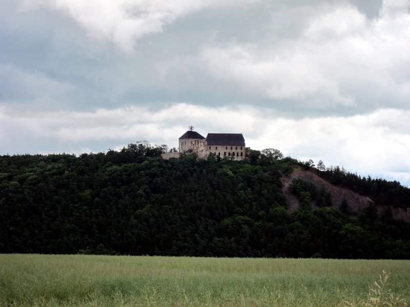 IMG_0856_1.jpg - Hrad Točník, náš další cíl. Točník si dal král Václav IV. postavit dvorskou hutí jako reprezentační sídlo a také jako bezpečné útočiště. Hrad byl vybudován v letech 1395 - 1400 na vysokém ostrohu a od Zámeckého vrchu byl oddělen širokým a hlubokým příkopem, ze severní a jižní strany chráněn prudkými srázy. Po králově smrti (1419) odvezl z Točníka vše drahocenné král Zikmund. V roce 1421 byl hrad zastaven a od té doby se zástavní držitelé často střídali...