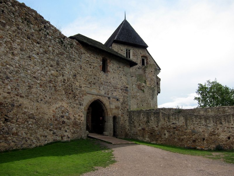 IMG_0883_1.jpg - Král Václav IV. sice nechal hrad Žebrák v l. 1383–1396 upravit pro svou potřebu, ale ani to nepostačovalo a tak, když r. 1395 hrad značně poškodil požár, rozhodl se, že si nechá postavit hrad nový, který by se stal jeho důstojnějším i bezpečnějším útulkem