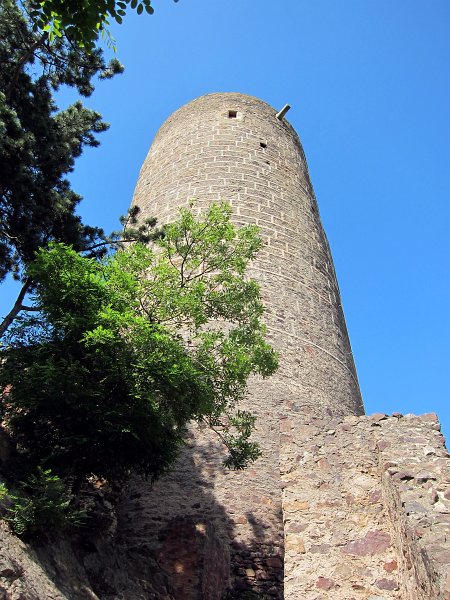 IMG_1113_1.jpg - Při stavbě hradu bylo tedy použito tehdy obvyklých dvou věží, ale s tím rozdílem, že zatímco první věž byla ponechána svému původnímu účelu, totiž jako poslední útočiště, druhá byla proměněna ve věž hradební, chránící vstup do hradu.