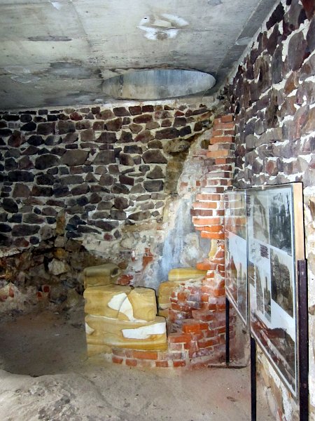 IMG_1130_1.jpg - Pohled odspoda na domělou studnu.... točité schodiště.