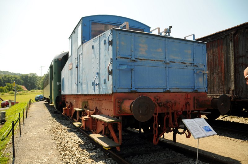 DSC_7215_1.jpg - U lokomotivy T211.9001 byl použit vznětový motor na těžká paliva spřažený s kompaudním dynamem s dvěma hnacími elektromotory, umístěnými v klasickém tramvajovém závěsu v pojezdu vozidla. Hmotnost dvounápravové lokomotivy je 22 tun o výkonu 100 koní (cca 74kW).