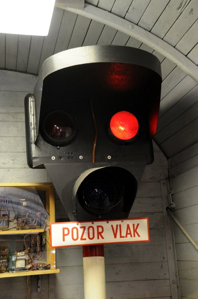 DSC_7247_1.jpg - Výstražník s modernější optikou AŽD nahradil starší model vzoru SSSR. Přejezdové zabezpečovací zařízení s kmitajícím bílýnm světlem je vybaveno zvonci klasickými nebo elektronickým místo houkaček u typu SSSR, které se často odcizovaly.