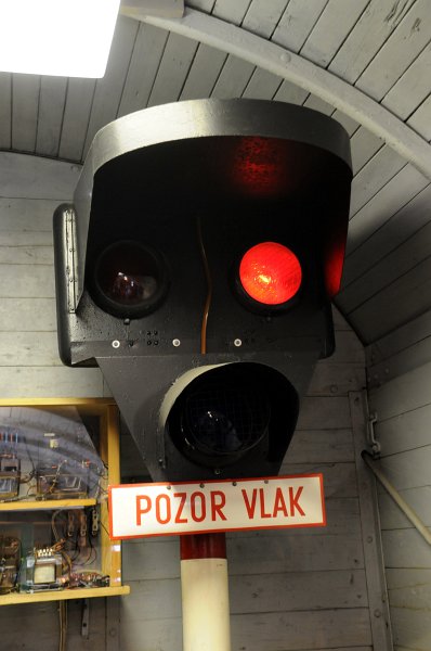 DSC_7247_1.jpg - Výstražník s modernější optikou AŽD nahradil starší model vzoru SSSR. Přejezdové zabezpečovací zařízení s kmitajícím bílýnm světlem je vybaveno zvonci klasickými nebo elektronickým místo houkaček u typu SSSR, které se často odcizovaly.